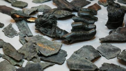 2.000 fragmentos de estátuas de bronze encontrados no antigo ferro-velho de Metropolis – The History Blog