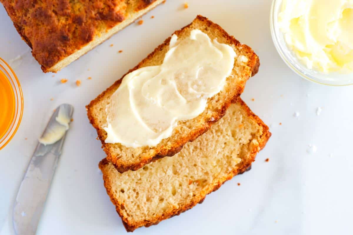 Receita fácil de pão de cerveja (crosta amanteigada!)