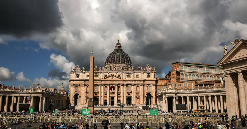 A fumaça preta no Vaticano sinaliza nenhum papa novo, pois o Conclave entra no segundo dia: atualizações ao vivo