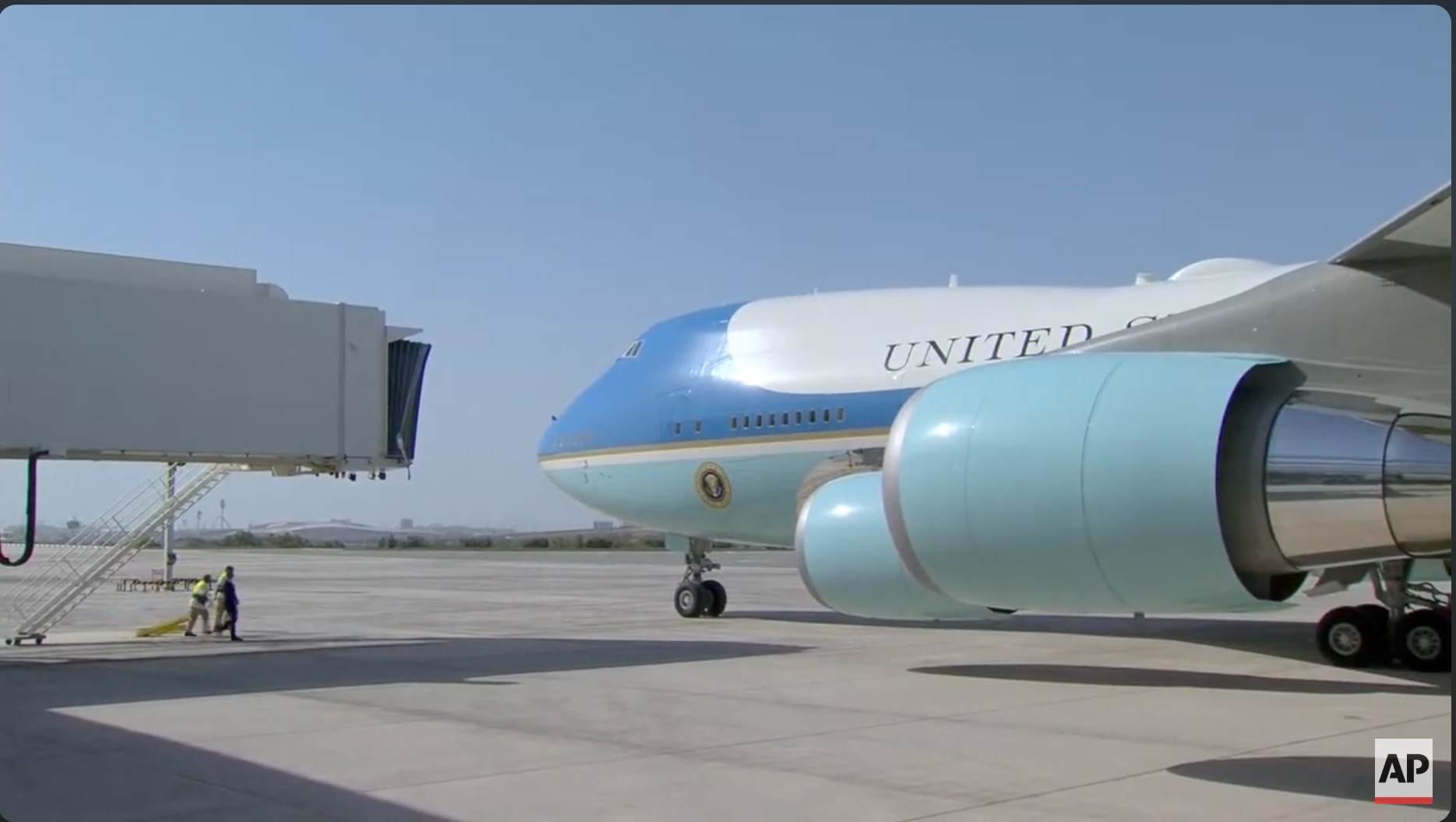 Air Force One usou uma ponte a jato nos Emirados Árabes Unidos, eis por isso que é muito raro