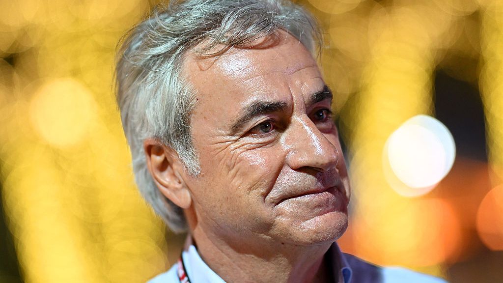 Sainz Sr. considerando o presidente da FIA