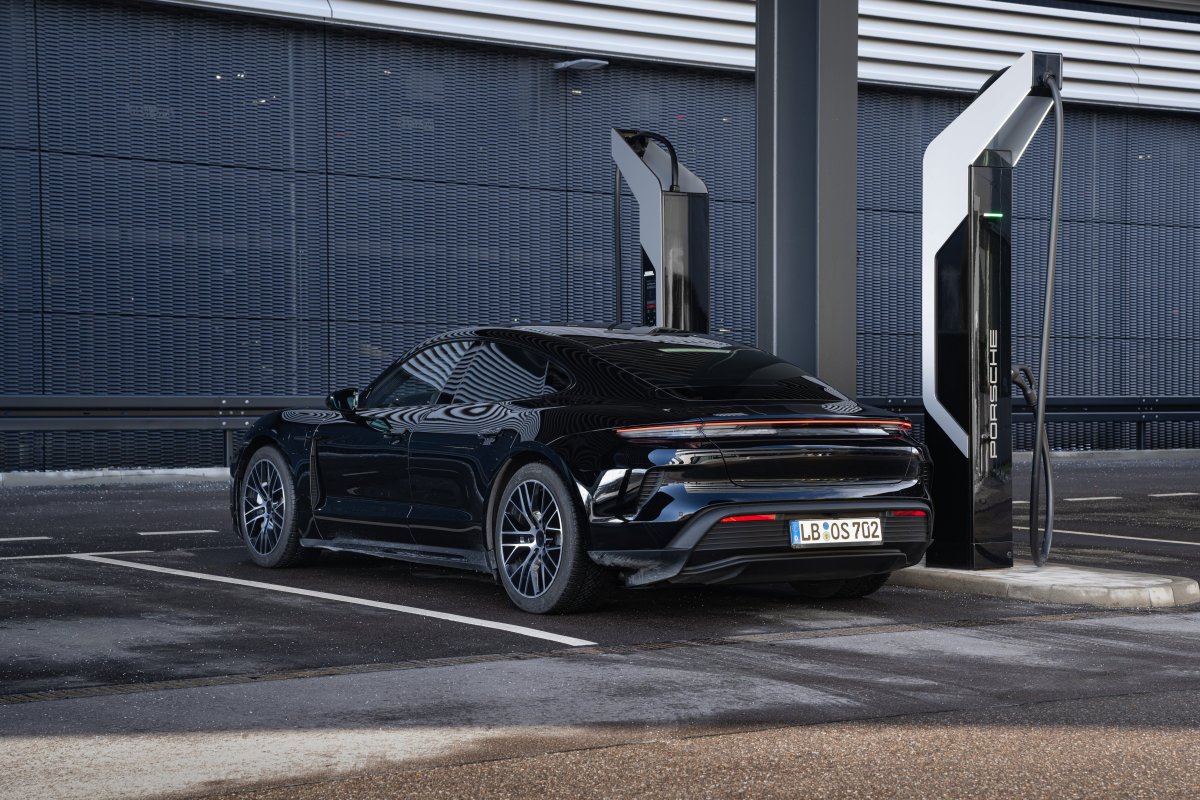 Porsche Taycan valores usados ​​caem acentuadamente à medida que as vendas do Reino Unido enfrentam uma espera temporária