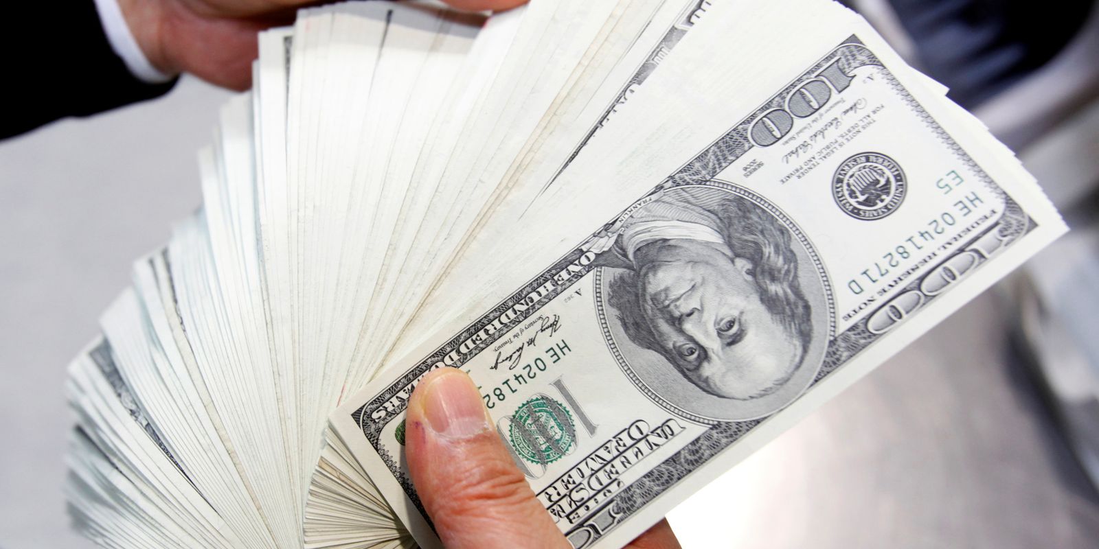 Dólar cai para R$ 5,57 e fecha no menor valor em 8 meses