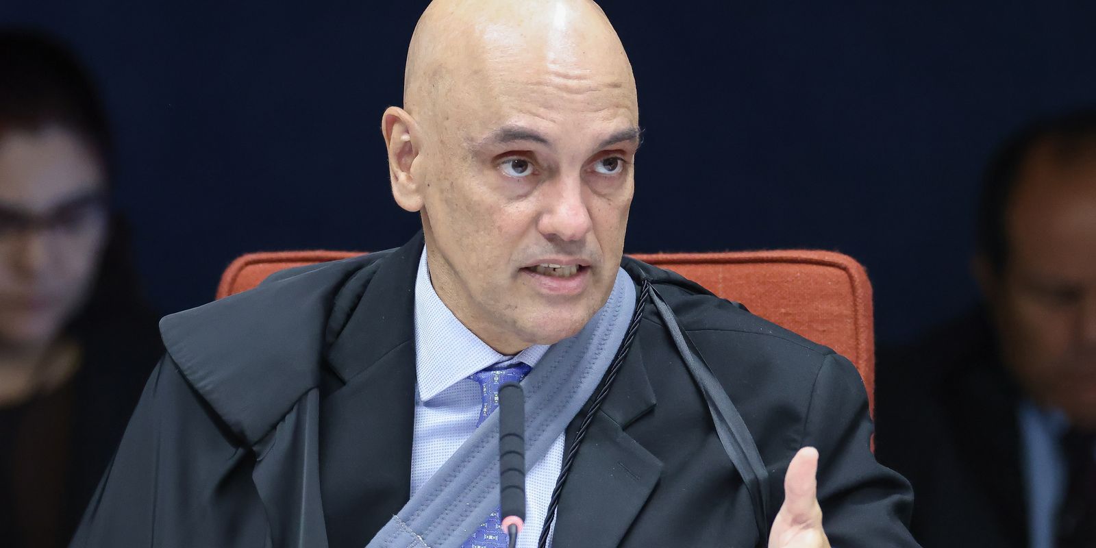 Moraes decide não prender Bolsonaro por descumprimento de cautelar