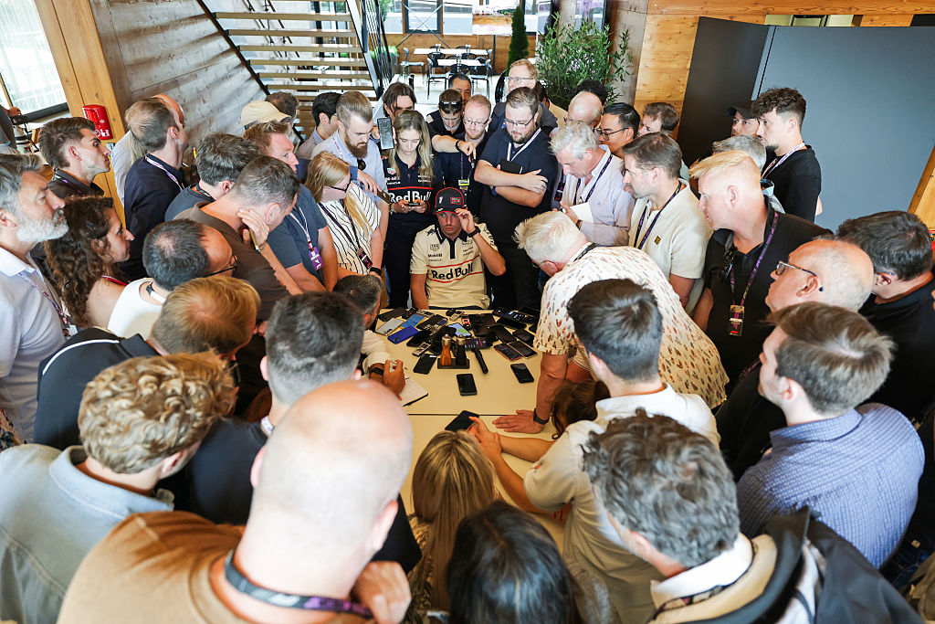 Verstappen bate em perguntas e ‘suposições’ futuras