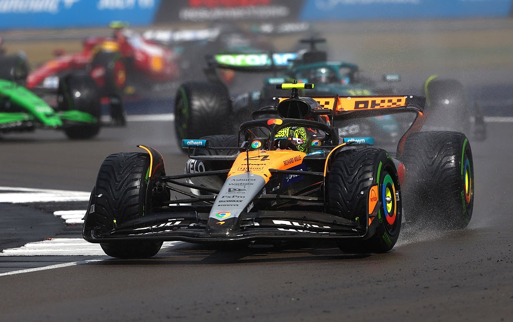 Norris vence Piastri após penalidade no British GP