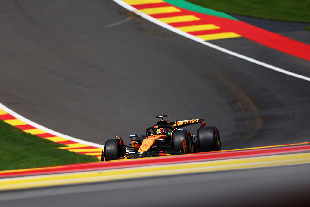 Piastri CARO DE RED BULL Vantagem de linha reta