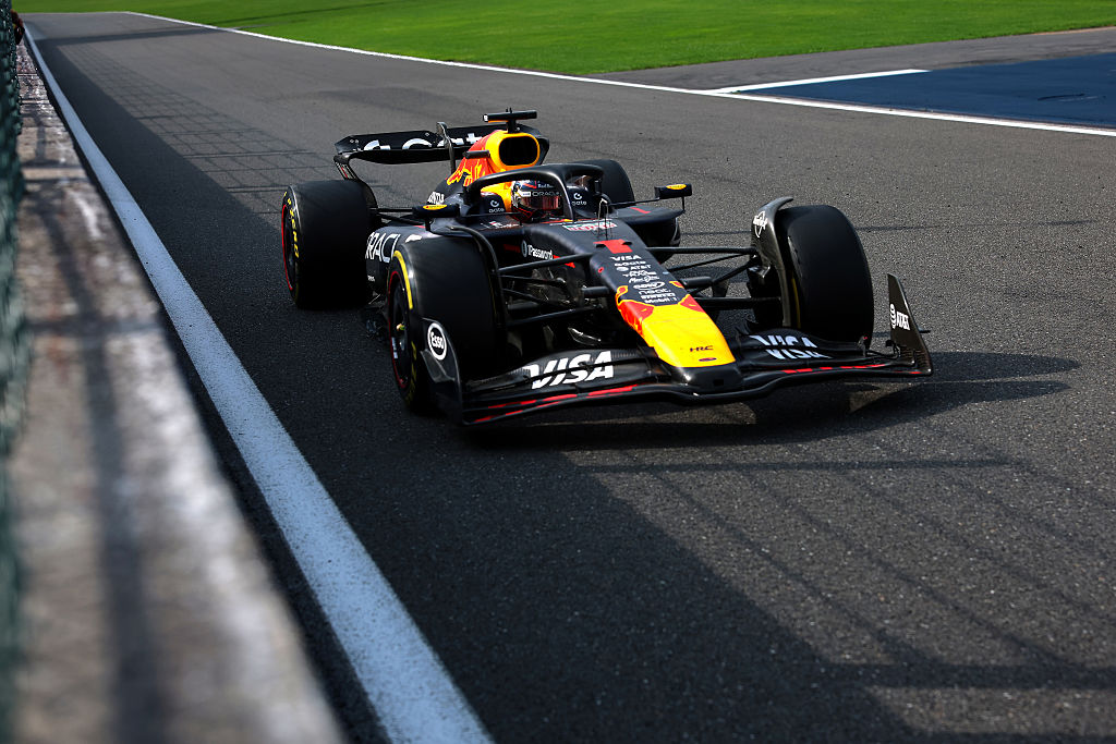 Aguarde as condições secas no spa surpreso Red Bull