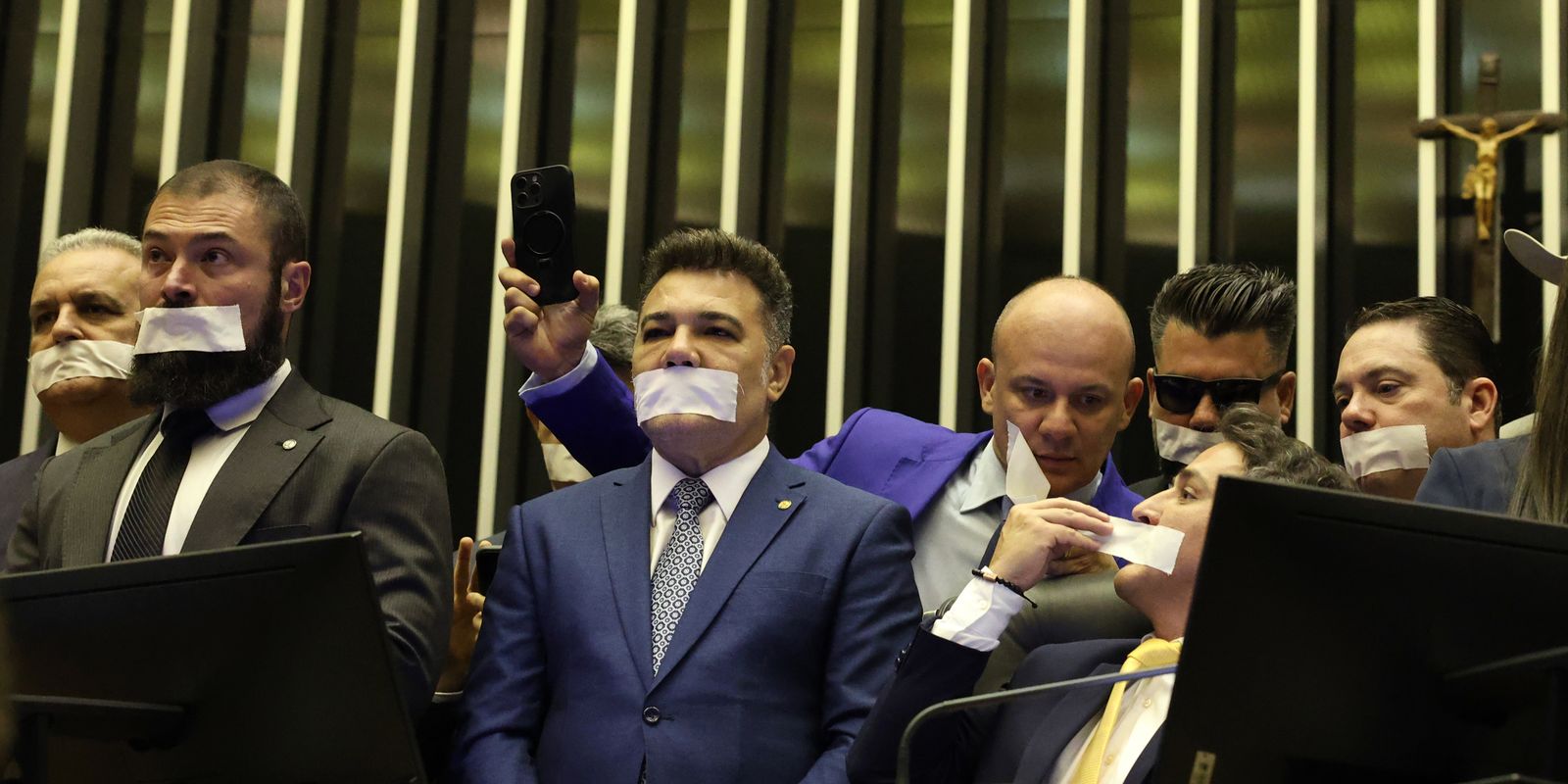 Oposição pernoita nos plenários do Congresso para impedir trabalhos