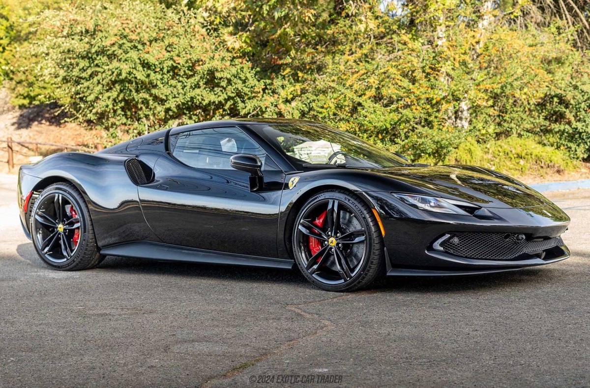 Evite listas de espera com esta baixa quilometragem 2024 Ferrari 296 GTB à venda