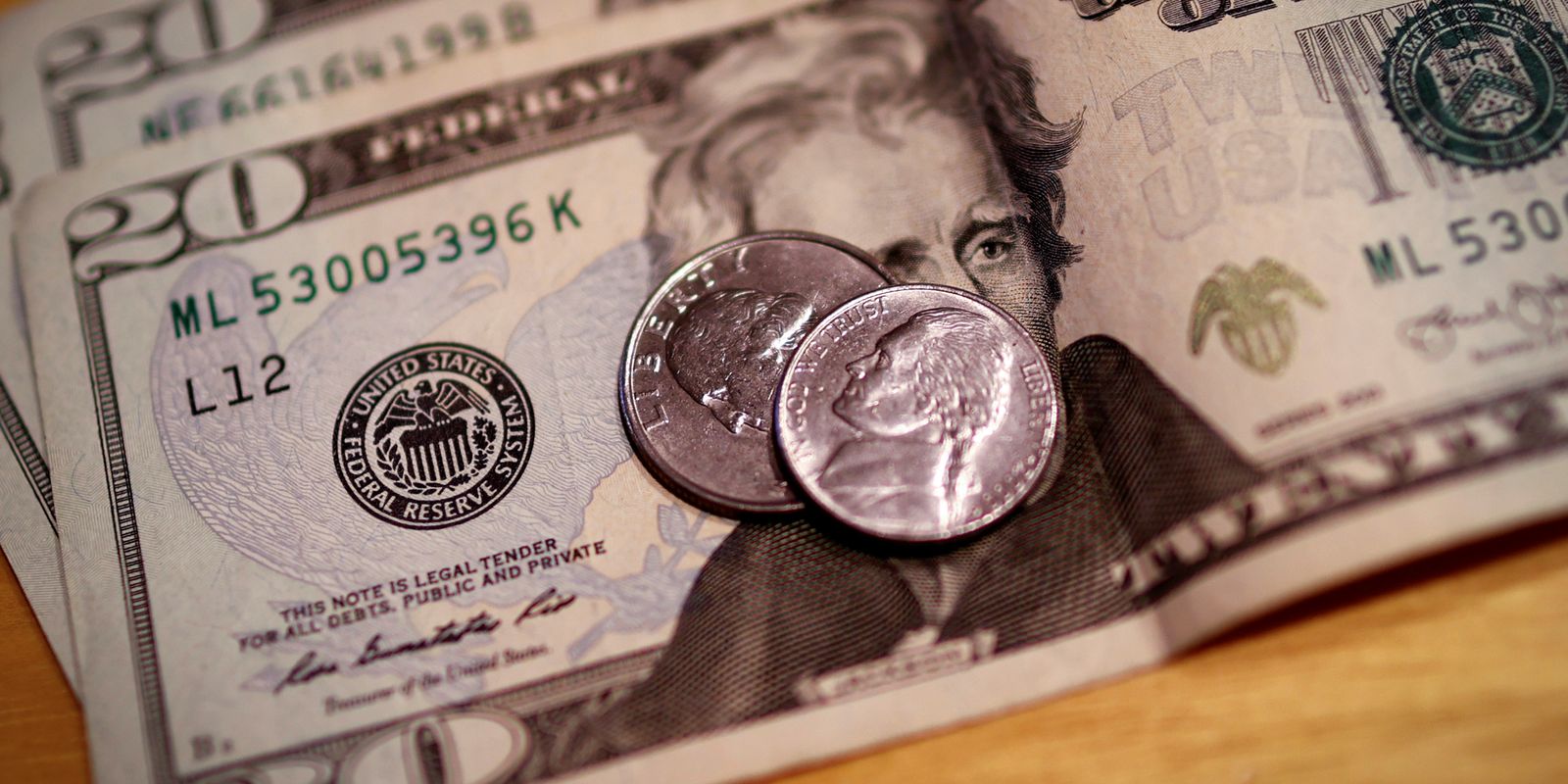 Dólar cai para R$ 5,50 com maior chance de corte de juros nos EUA