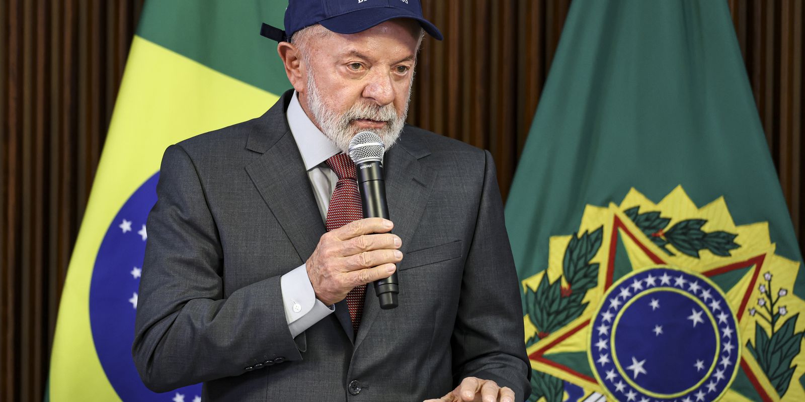 Lula defende regulação de big techs durante reunião ministerial