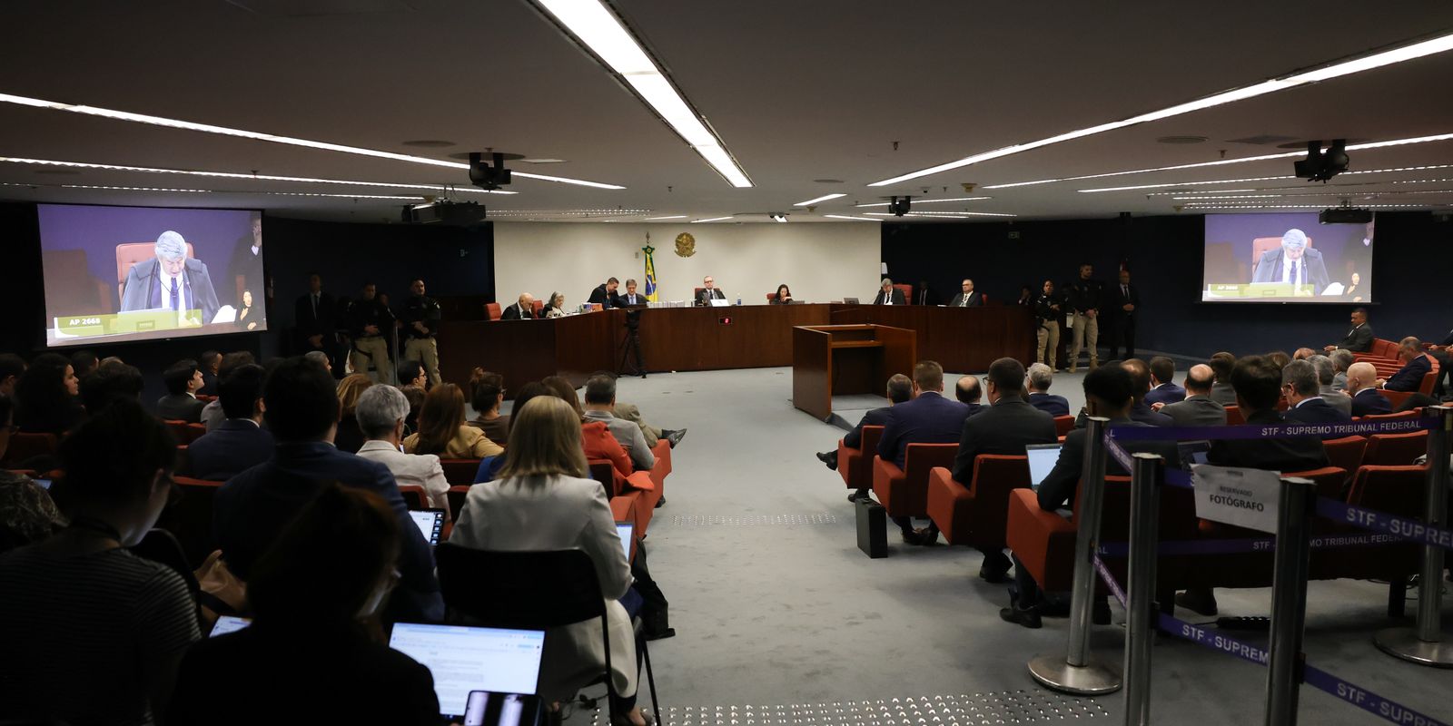 STF retoma julgamento de Bolsonaro após intervalo; Fux prossegue voto
