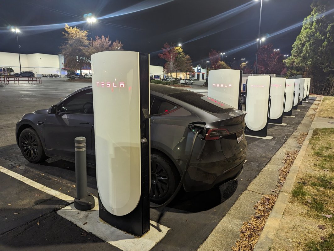 O primeiro supercharger V4 da Tesla finalmente ativou, mais rápido, mais inteligente e à prova de futuro