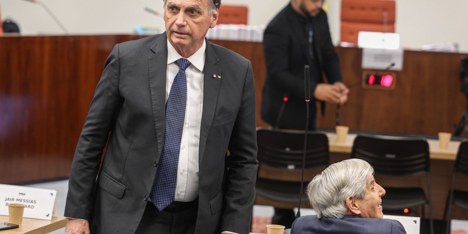 Bolsonaro pede autorização para comemorar aniversário de sua filha