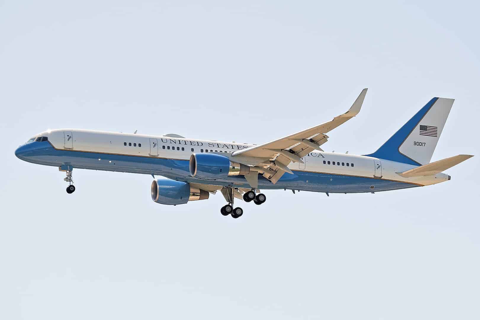 C-32A de Pete Hegseth faz pouso de emergência na Inglaterra após rachadura no pára-brisa