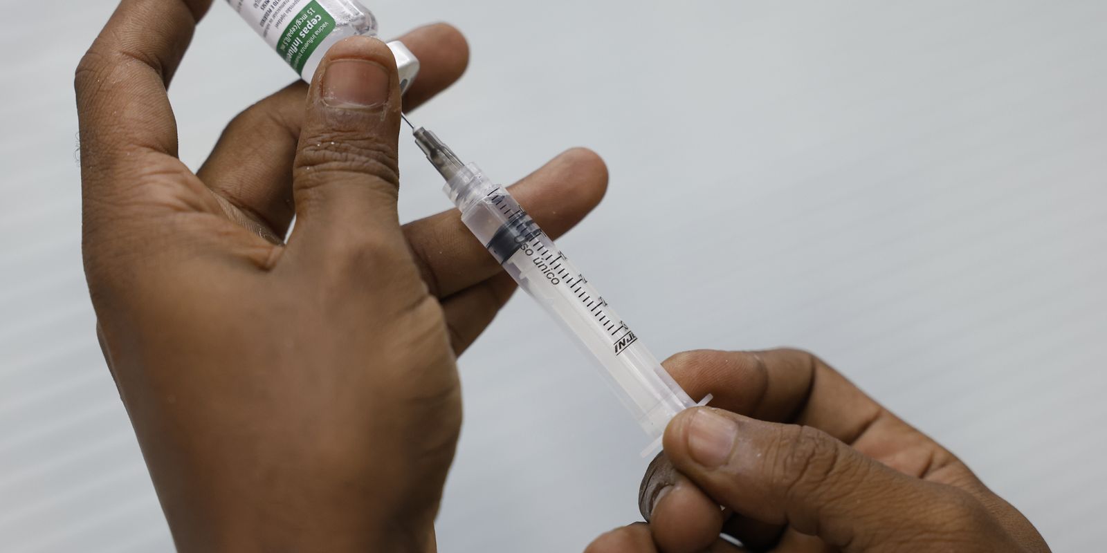 Vacinação despenca na Maré em dias de operação policial, aponta Unicef