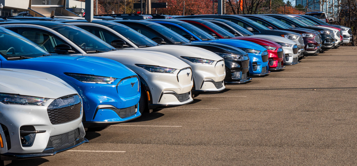 O preço médio de um carro novo agora é superior a US$ 50 mil nos EUA, e os veículos elétricos são os culpados