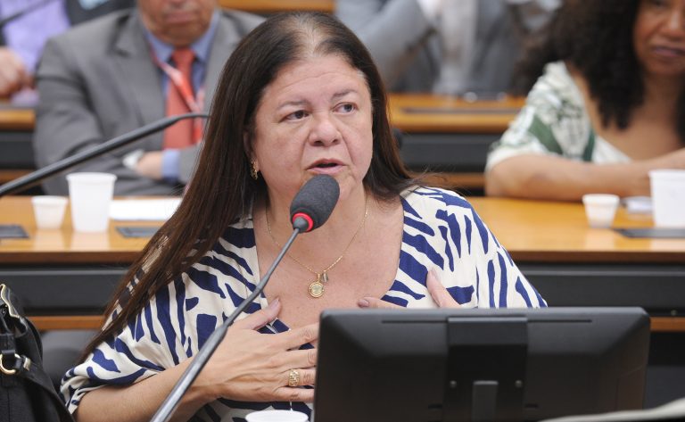 Comissão aprova multa para quem deixa criança sozinha em elevador e áreas comuns de condomínios – Notícias