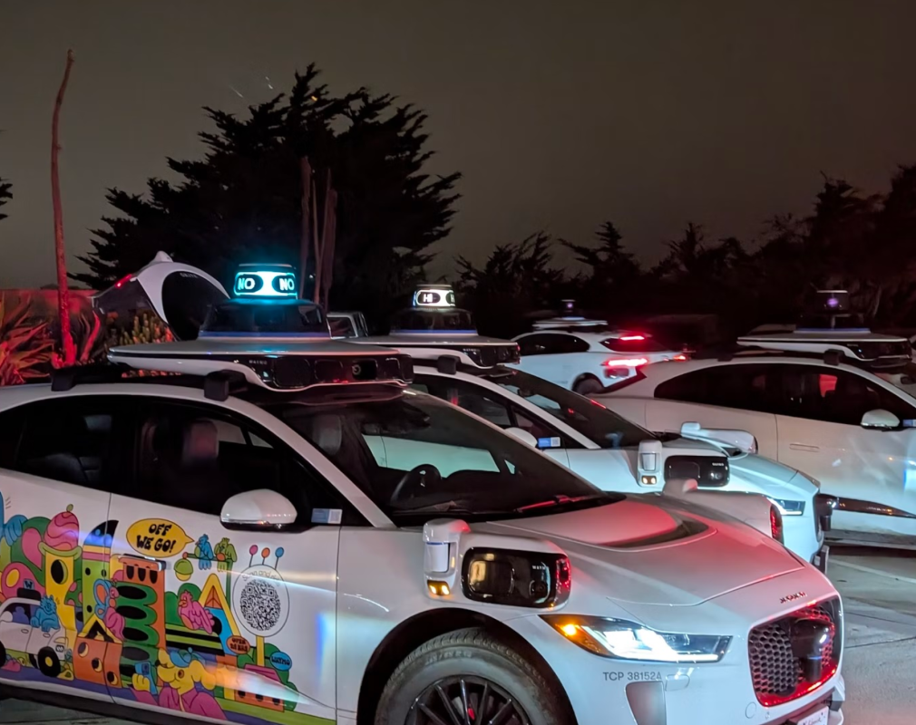 Prankster prende 50 carros autônomos da Waymo em um beco sem saída