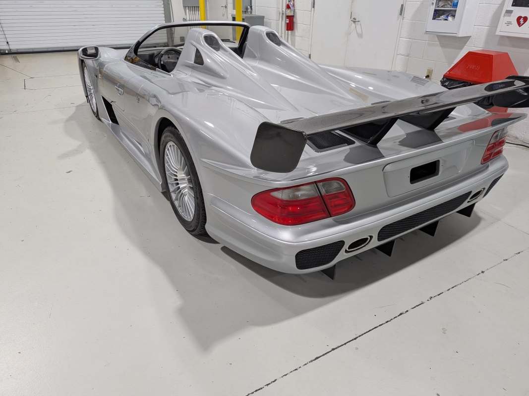Agentes federais apreendem Mercedes CLK-GTR ultra-rara de US$ 13 milhões vinculada ao chefão fugitivo