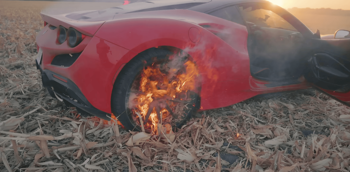 YouTuber que queimou uma Ferrari F8 até ficar crocante agora enfrenta problemas legais