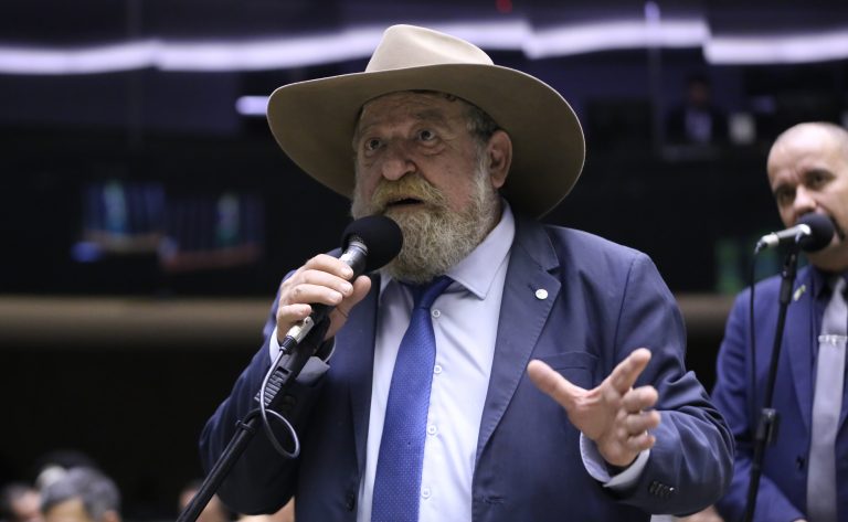 Comissão aprova projeto que substitui o termo agrotóxico por defensivo agrícola em legislação – Notícias