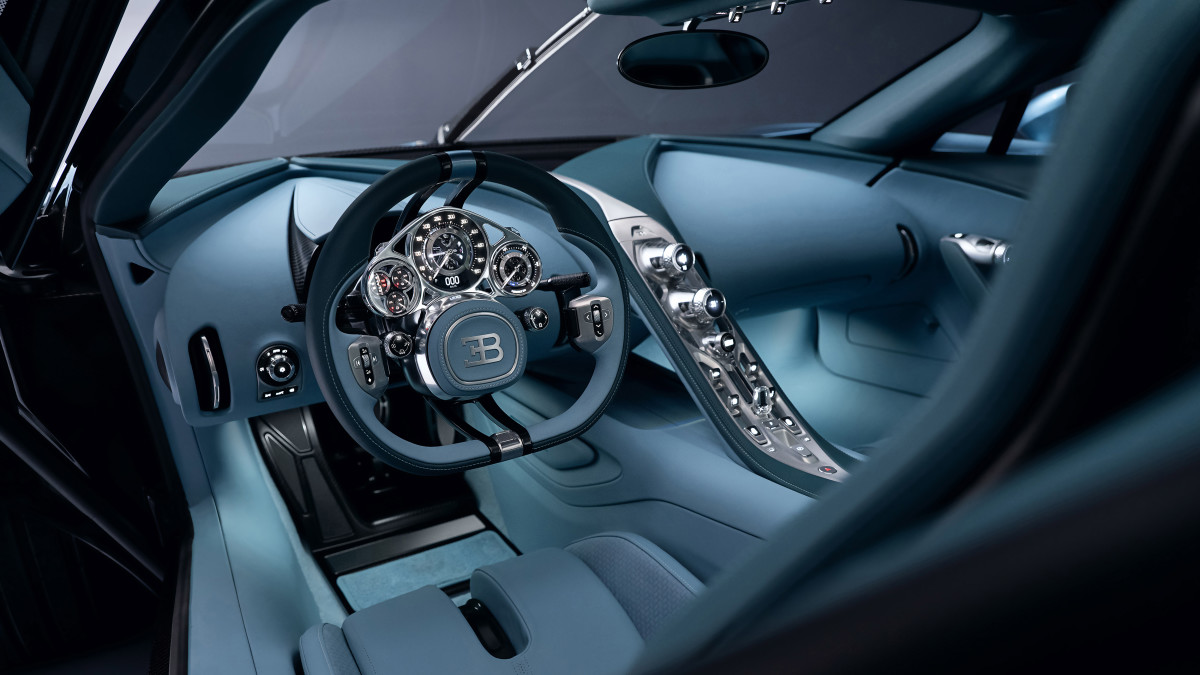 Explorando o interior do Bugatti Tourbillon: onde a relojoaria substitui as telas