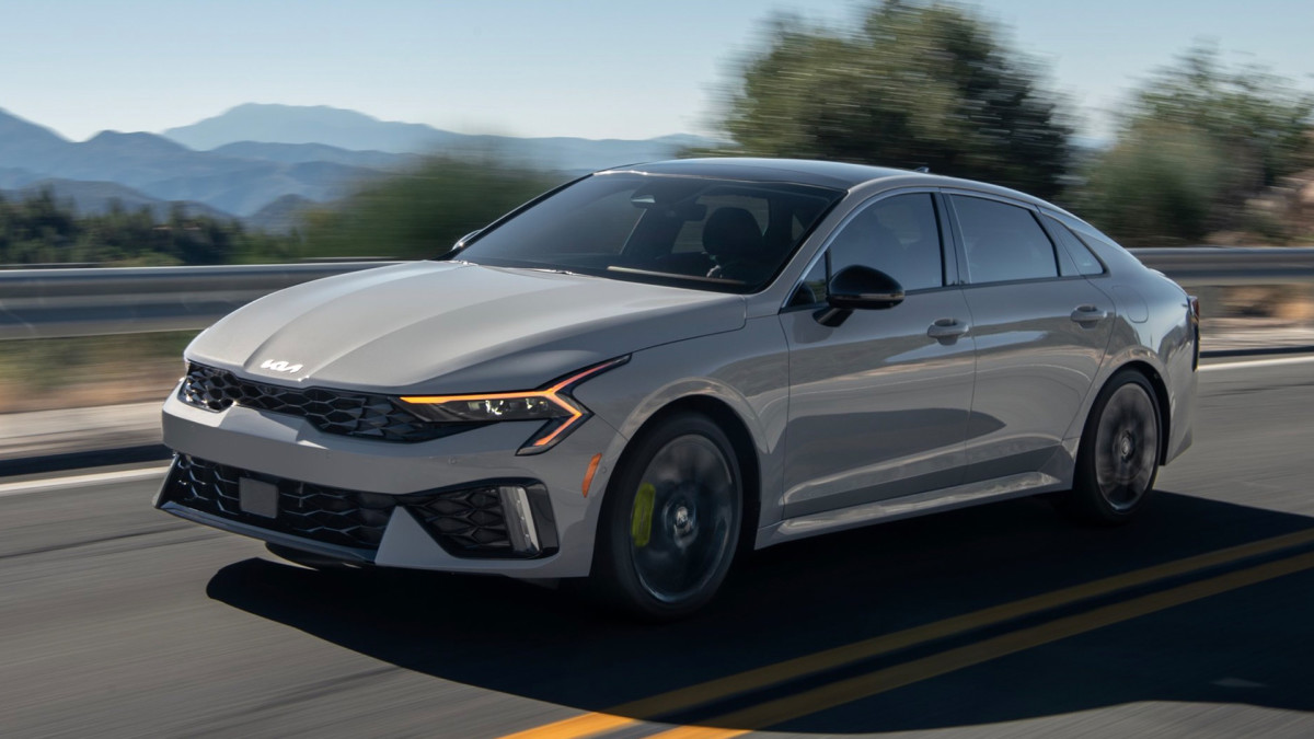 Kia descarta aluguel barato de dezembro para 2026 K5 – como o Camry se compara?
