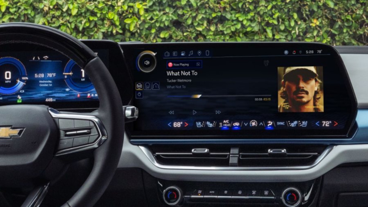 A General Motors ainda não oferece CarPlay ou Android Auto, mas você obtém Apple Music integrado agora