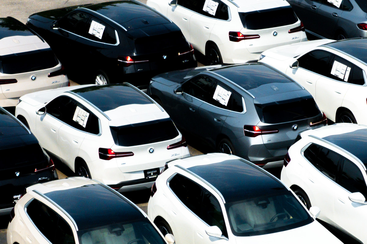 Veja como as montadoras estão aumentando os preços dos carros novos sem alterar o preço sugerido