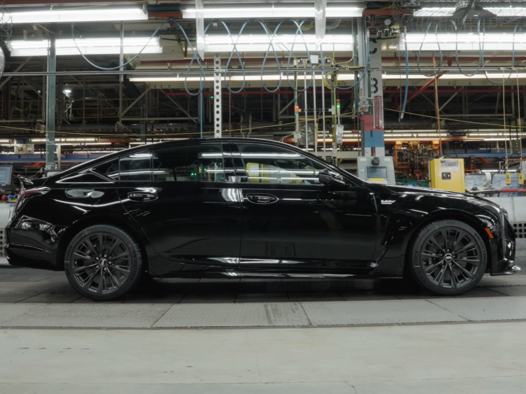 Dentro da fábrica onde a Cadillac constrói o último sedã esportivo V8 manual