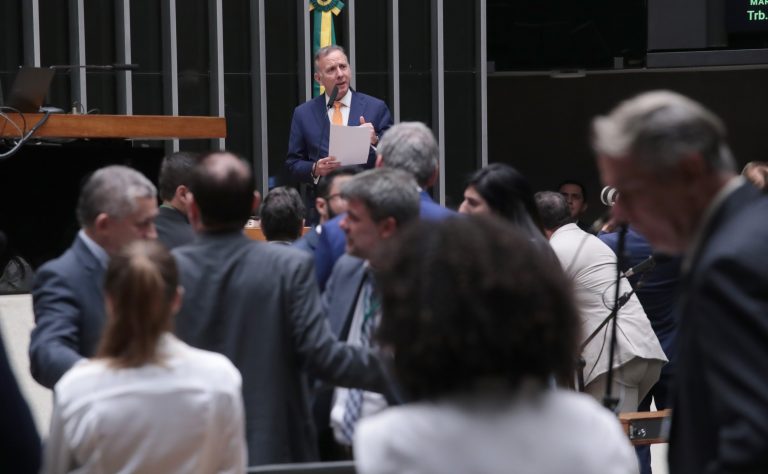 Câmara aprova projeto que reduz benefícios fiscais federais e aumenta tributação de bets e fintechs – Notícias