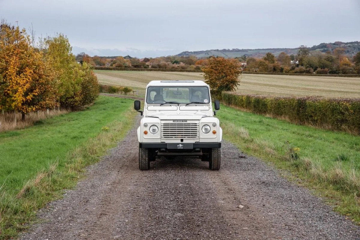 Land Rover 90 V8 soberbamente original pede muito dinheiro pelo charme da velha escola