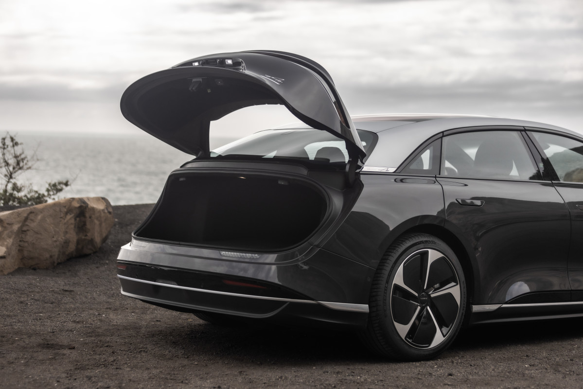 Proprietário da Lucid Air recebe reparo de US$ 15 mil após derramamento de água causar falha no sistema