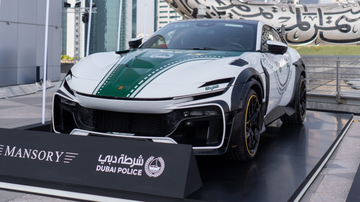 O novo carro de polícia Ferrari de Dubai parece algo saído de um filme