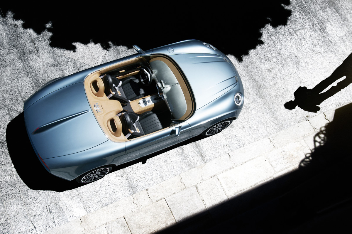 Carro esportivo inspirado na Ferrari com motor central do Mini que você nunca precisou comprar