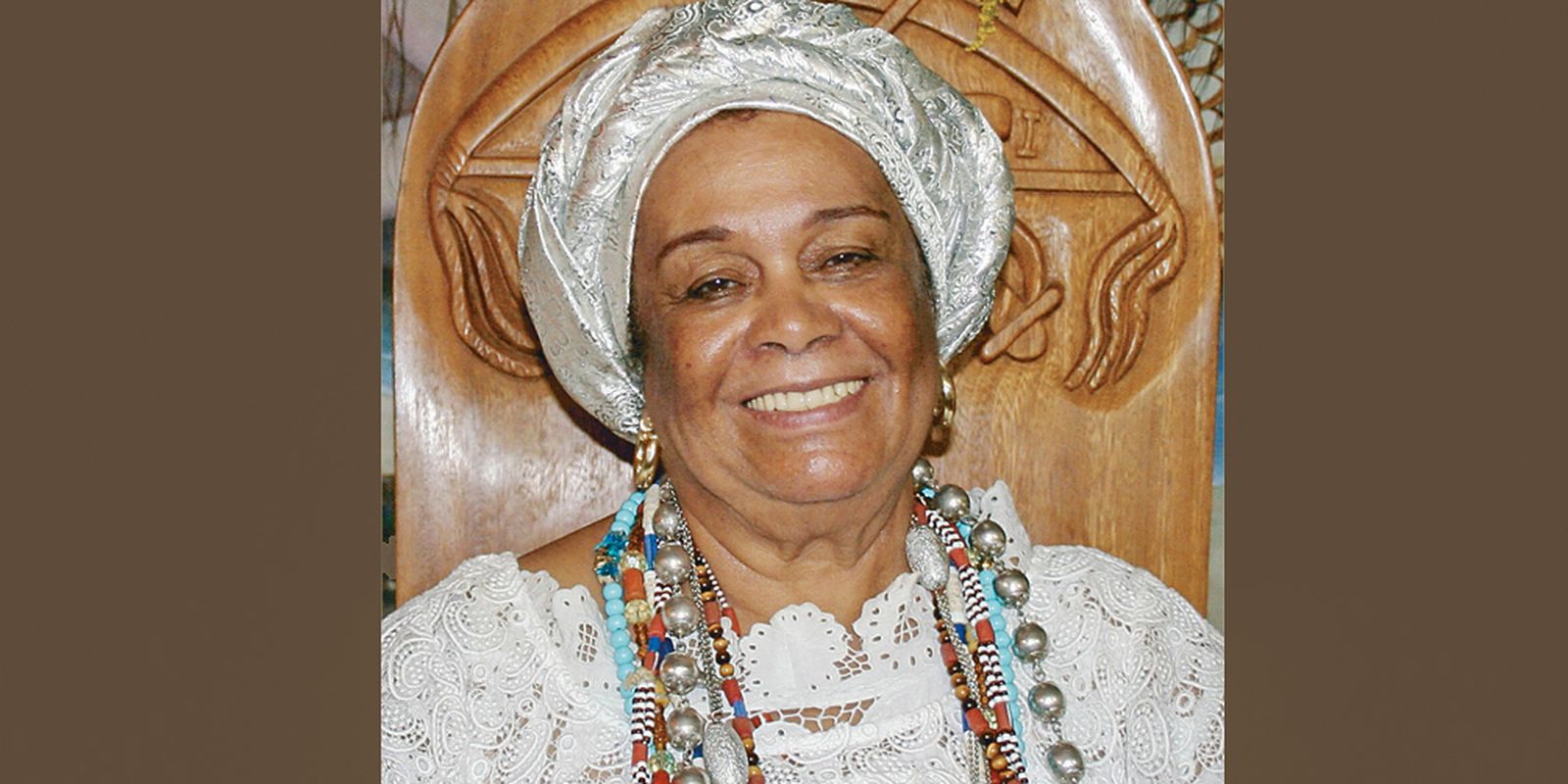 Mãe Carmen recebe reverências como “guerreira” da mudança e acolhedora