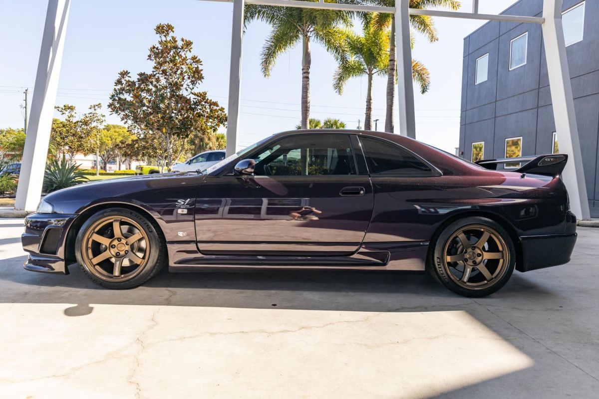 Querido Papai Noel: Queremos este Nissan Skyline GT-R Nismo roxo meia-noite para o Natal
