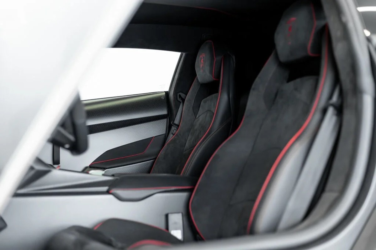 Um dos três Lamborghini Venenos acaba de chegar ao mercado aberto