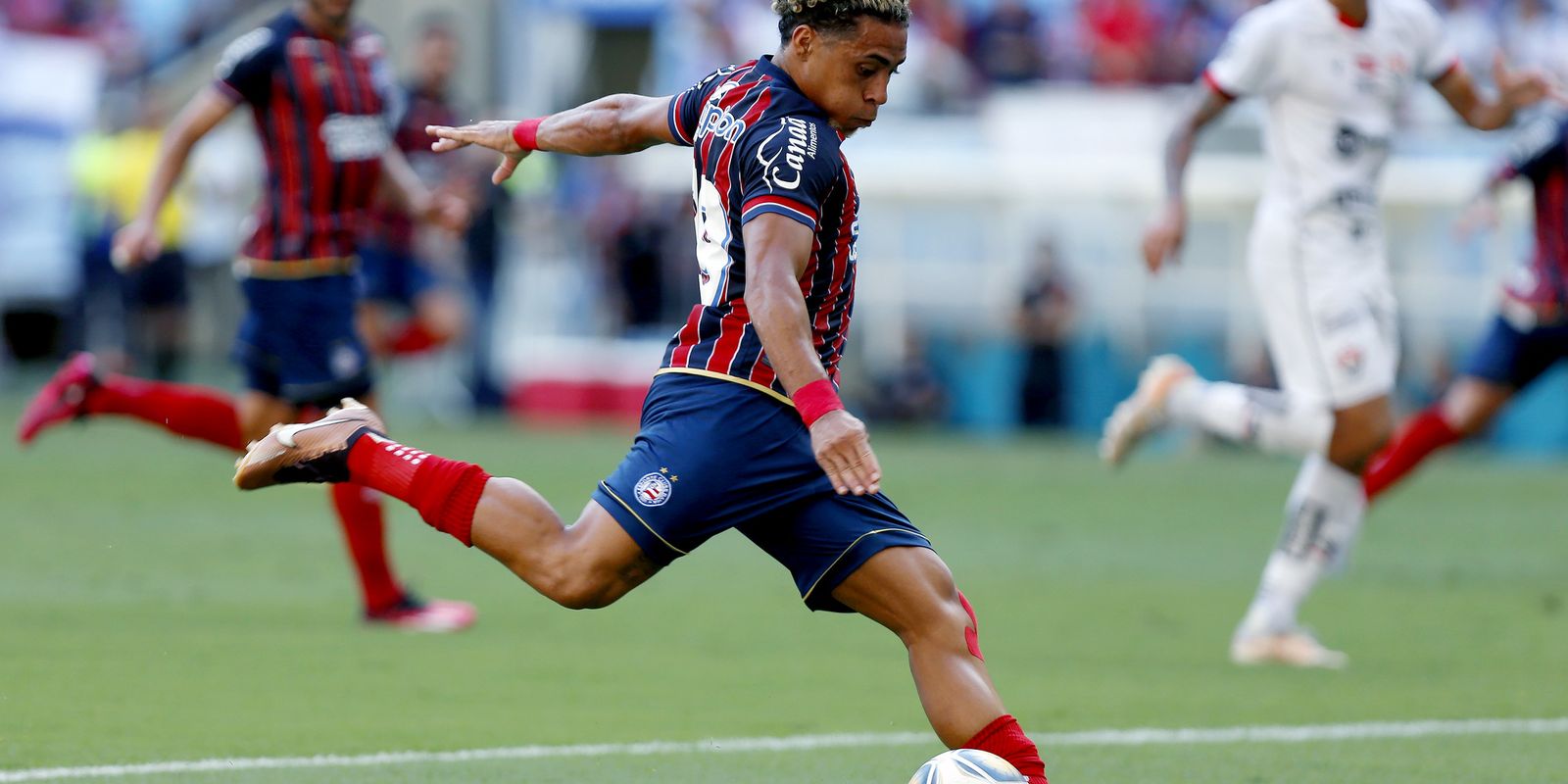 Vitória e Bahia: clássico do futebol baiano na TV Brasil neste domingo