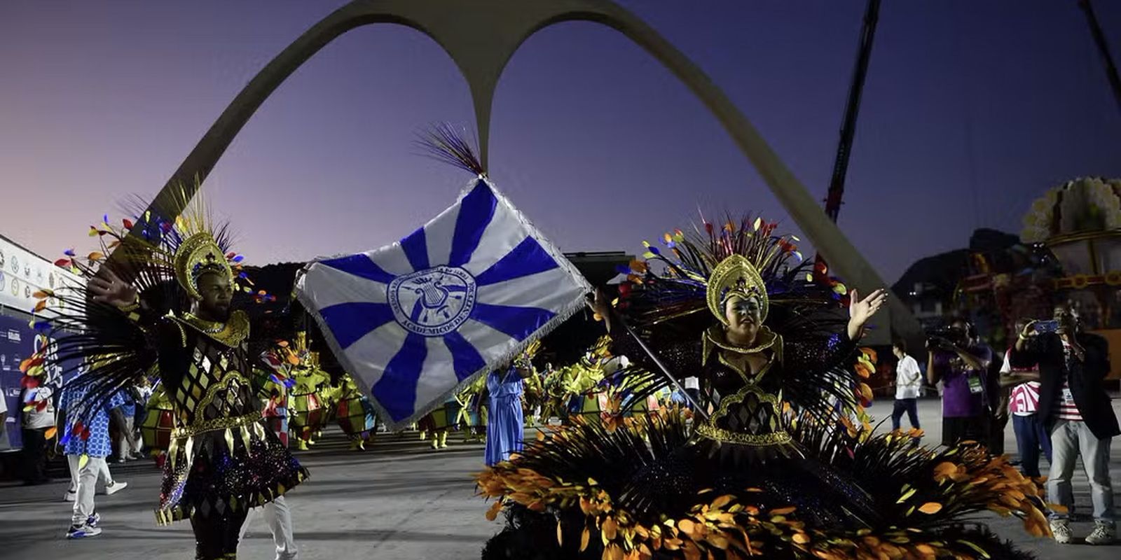 Desfiles do Grupo Especial abrem Carnaval com enredos potentes