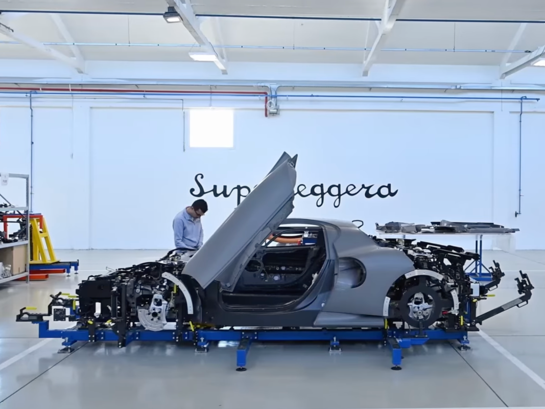 Existem apenas 33 Alfa Romeo 33 Stradales – Veja como eles são construídos