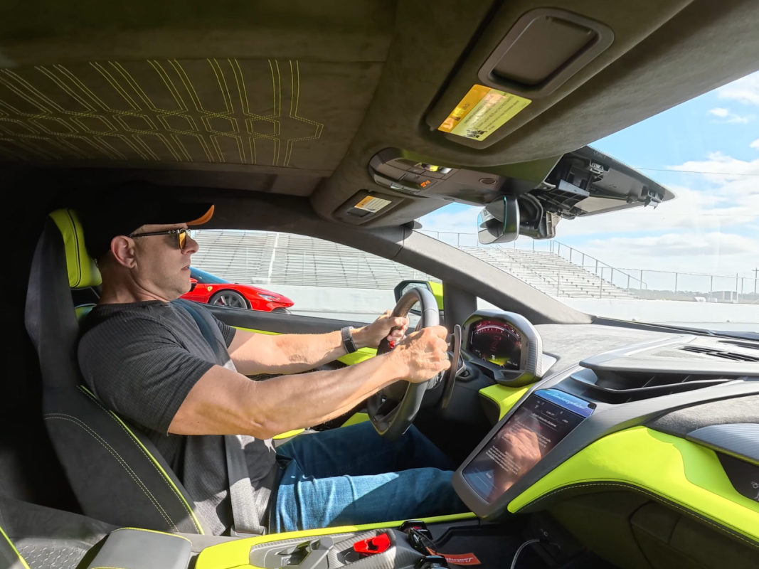 Ferrari SF90 vs. Lamborghini Revuelto Drag Race mostra o quão próximos os supercarros modernos realmente são