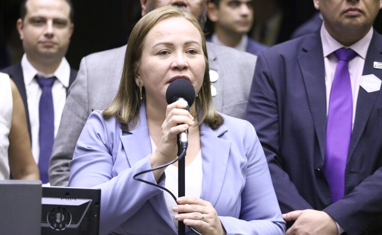 Comissão aprova projeto que obriga enfermeiros autônomos a emitir nota fiscal eletrônica – Notícias