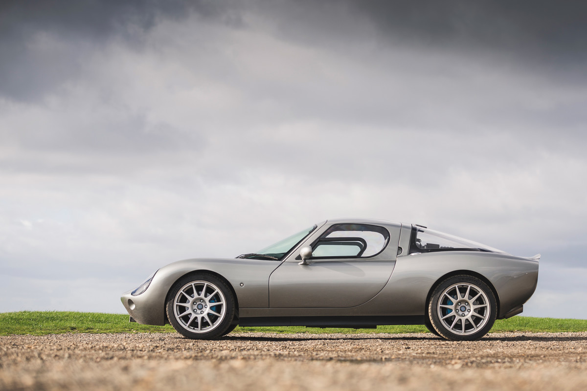 À medida que as grandes montadoras recuam nos veículos elétricos, uma pequena marca britânica de carros esportivos está se expandindo