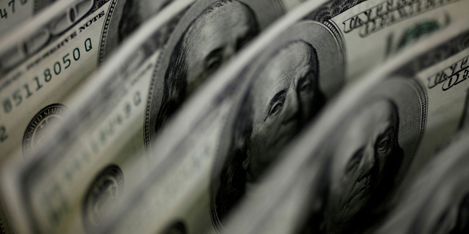 Dólar encosta em R$ 5,25 com agravamento da guerra no Oriente Médio