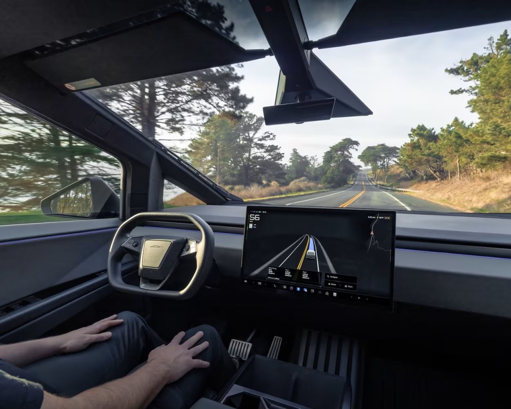 Tesla Cybertruck quase voou do viaduto no FSD, motorista processa por US$ 1 milhão