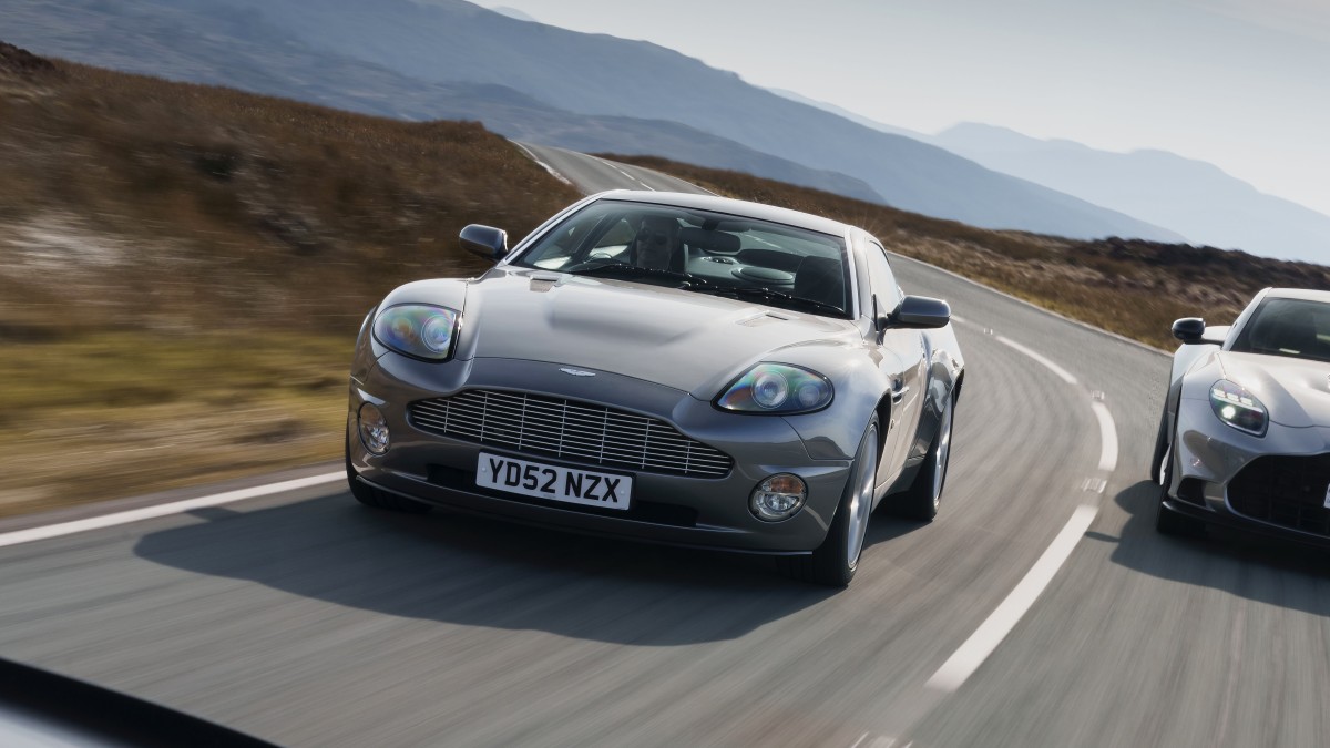 Aston Martin Vanquish completa 25 anos como um dos últimos V12 GTs