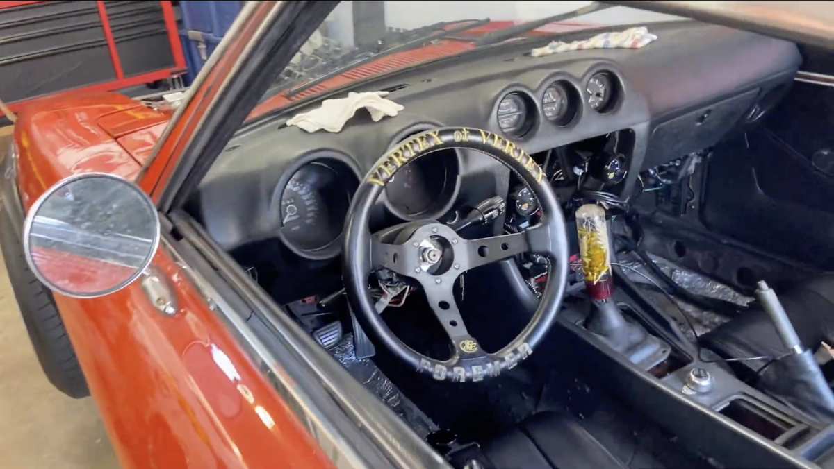 Este Datsun 280Z vem com um Mercedes-Benz V12